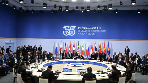 Президент РФ Владимир Путин и главы делегаций на пленарном заседании саммита Россия - АСЕАН в Казани Президент РФ Владимир Путин и главы делегаций на пленарном заседании саммита Россия - АСЕАН в Казани