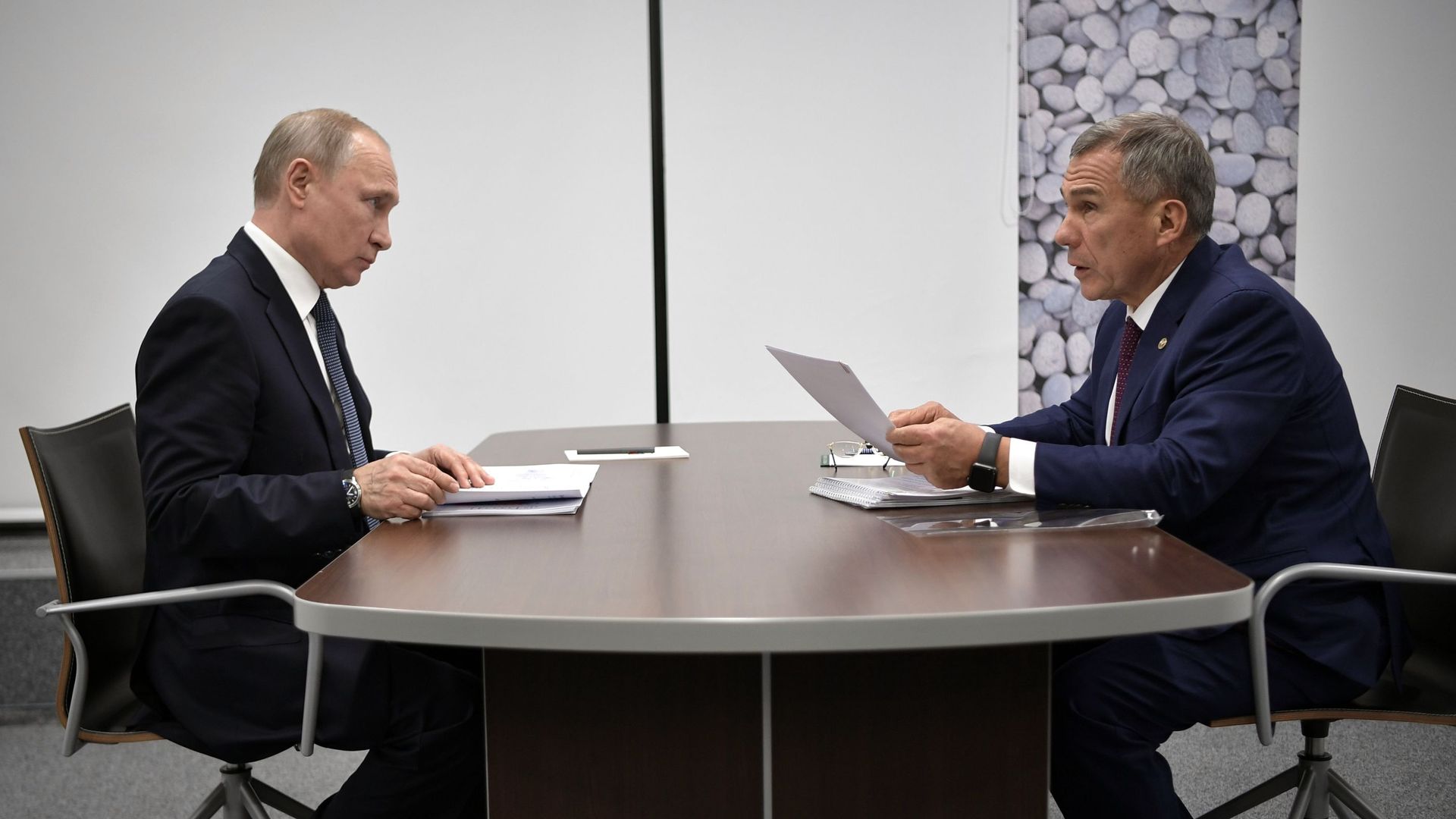 Владимир Путин и президент Республики Татарстан Рустам Минниханов во время встречи - ПРАЙМ, 1920, 18.06.2026