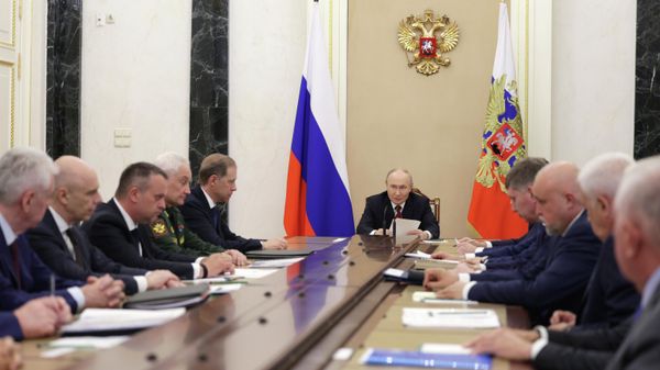 Президент РФ Владимир Путин проводит совещание по обеспечению топливом внутреннего рынка
