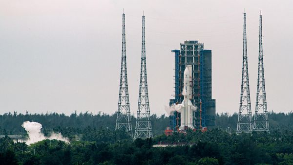 Запуск китайской ракеты-носителя Чанчжэн-5 Y8 с лунным зондом Чанъэ-6