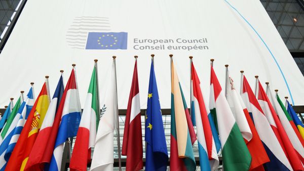 Флаги стран-участниц Европейского союза на саммите государств и правительств Евросоюза в Брюсселе Флаги стран-участниц Европейского союза на саммите государств и правительств Евросоюза в Брюсселе