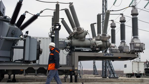 Силовое оборудование трансформаторов на площадке размещения мобильных газотурбинных электростанций (МГТЭС) Западно-Крымская вблизи г. Саки в Крыму