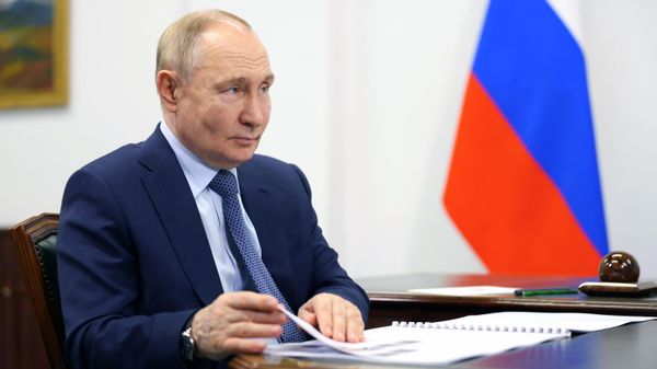 Президент РФ Владимир Путин во время встречи в Якутске с главой Республики Саха (Якутия) Айсеном Николаевым