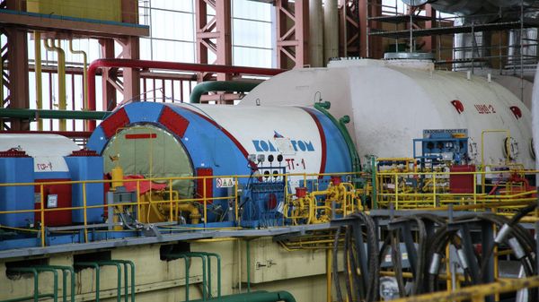 Машинный зал турбинного цеха на Кольской АЭС в Мурманской области