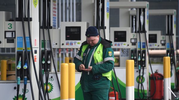 Заправщик на одной из автозаправочных станций BP в Москве