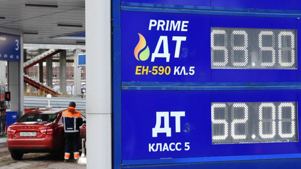 Стойка с ценами на дизельное топливо на одной из автозаправок в Новосибирске