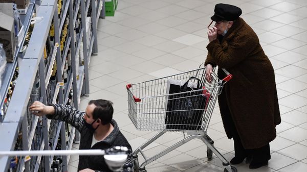 Пожилая женщина в магазине