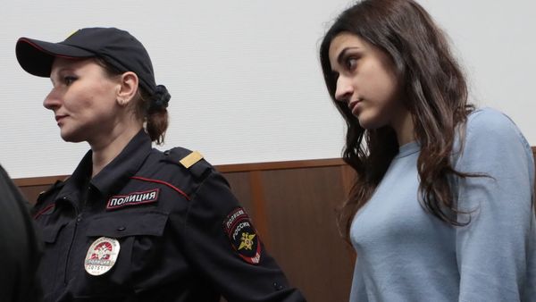Одна из сестер Хачатурян в зале Басманного суда Москвы. 27 сентября 2018