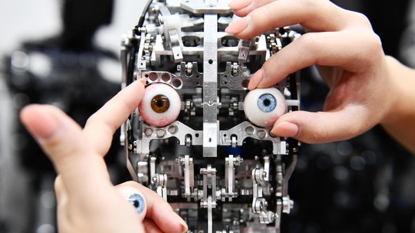 Сборка и отладка человекоподобного робота Robo-C в цехе компании по производству роботов Промобот в Перми