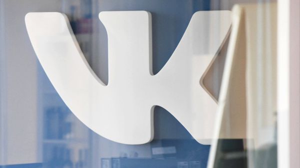 Логотип социальной сети ВКонтакте в офисе компании Mail.ru