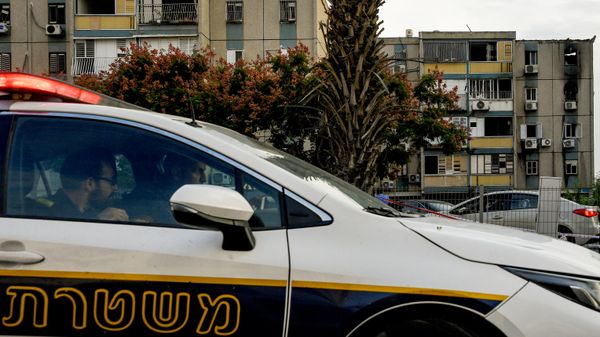 Полицейские в автомобиле возле жилого дома в Тель-Авиве