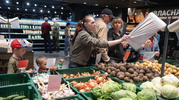 Покупатели в магазине на Украине
