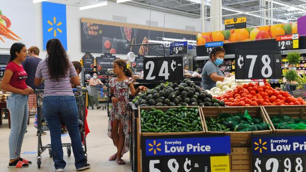 Покупатели в супермаркете Walmart в Хьюстоне, штат Техас.