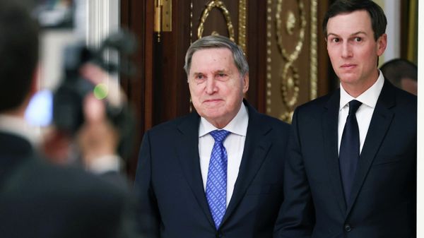 Помощник президента РФ Юрий Ушаков и зять президента США Джаред Кушнер перед началом встречи с президентом РФ Владимиром Путиным в Москве