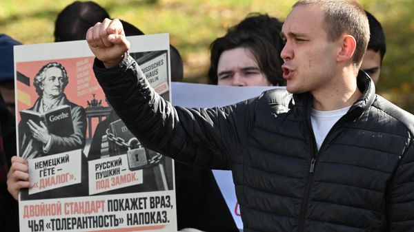 Акция у посольства ФРГ в Москве против закрытия Русского дома в Берлине