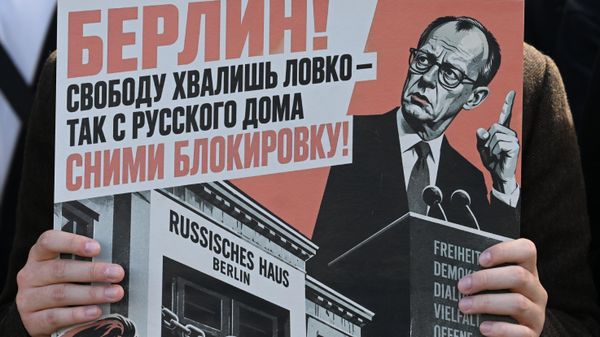 Акция у посольства ФРГ в Москве против закрытия Русского дома в Берлине