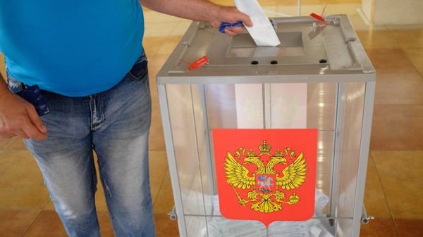 Избиратель в единый день голосования на избирательном участке. 10 сентября 2017