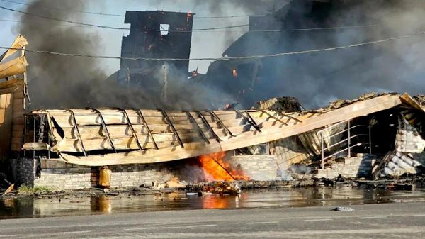 Горящие торговые павильоны на улице Верхняя дорога в курортном поселке Витязево