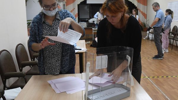 Члены участковой избирательной комиссии во время подсчета голосов на избирательном участке №727 во Владивостоке