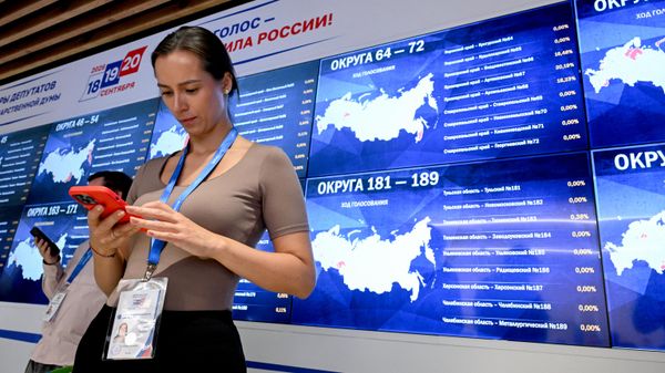 Экраны в Информационном центре Центральной избирательной комиссии России с информацией о ходе голосования на выборах депутатов Государственной думы Российской Федерации девятого созыва