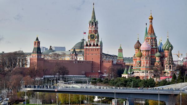 Вид на Кремль с Устьинского моста в Москве