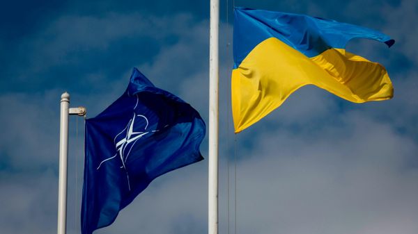 Национальный флаг Украины и флаг Организации Североатлантического договора (НАТО).