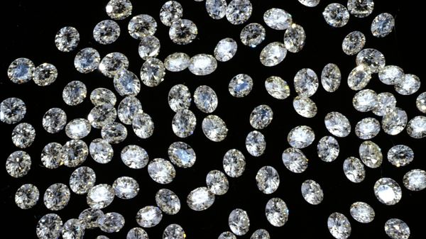 Россыпь ограненных алмазов Россыпь ограненных алмазов