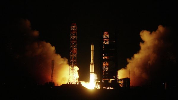 Пуск ракеты Протон-М с российским спутником Экспресс АМ-4 Пуск ракеты Протон-М с российским спутником Экспресс АМ-4