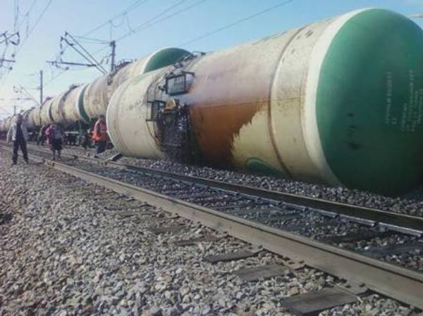 Цистерна с нефтью сошла с рельсов в Приамурье