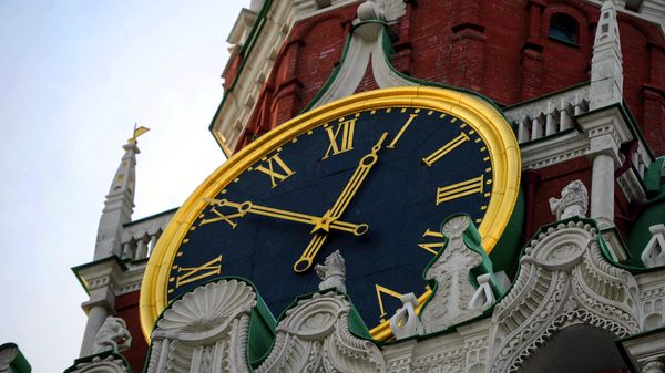 *Куранты на Спасской башне Московского Кремля