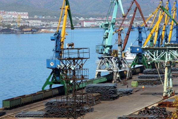 Грузовые вагоны в порту Грузовые вагоны в порту
