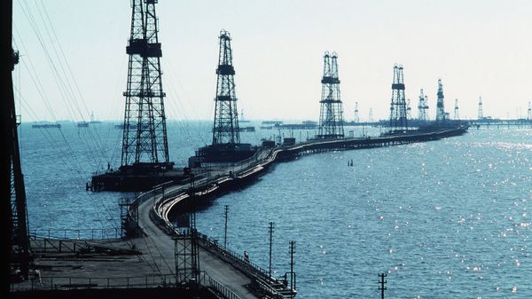 Нефтяные вышки на Каспии