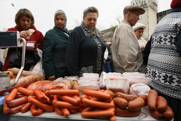 Сосиски на прилавке Сосиски на прилавке