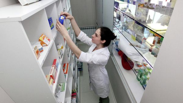 #Фармацевт за работой в аптеке,