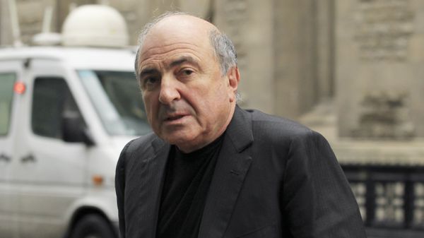 Борис Березовский возле здания лондонского Высокого суда