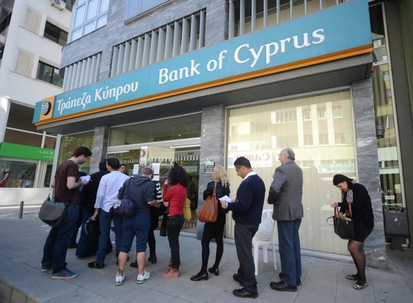 Вкладчики ожидают открытия банка Bank of Cyprus Вкладчики ожидают открытия банка Bank of Cyprus