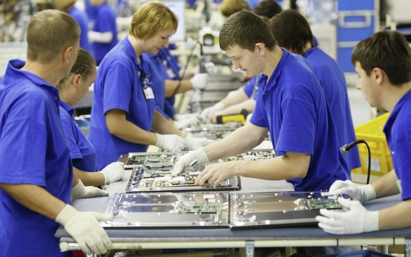 В цехе сборки завода компании Samsung Electronics