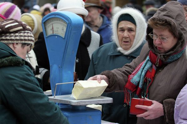#Пенсионеры делают покупки на рынке