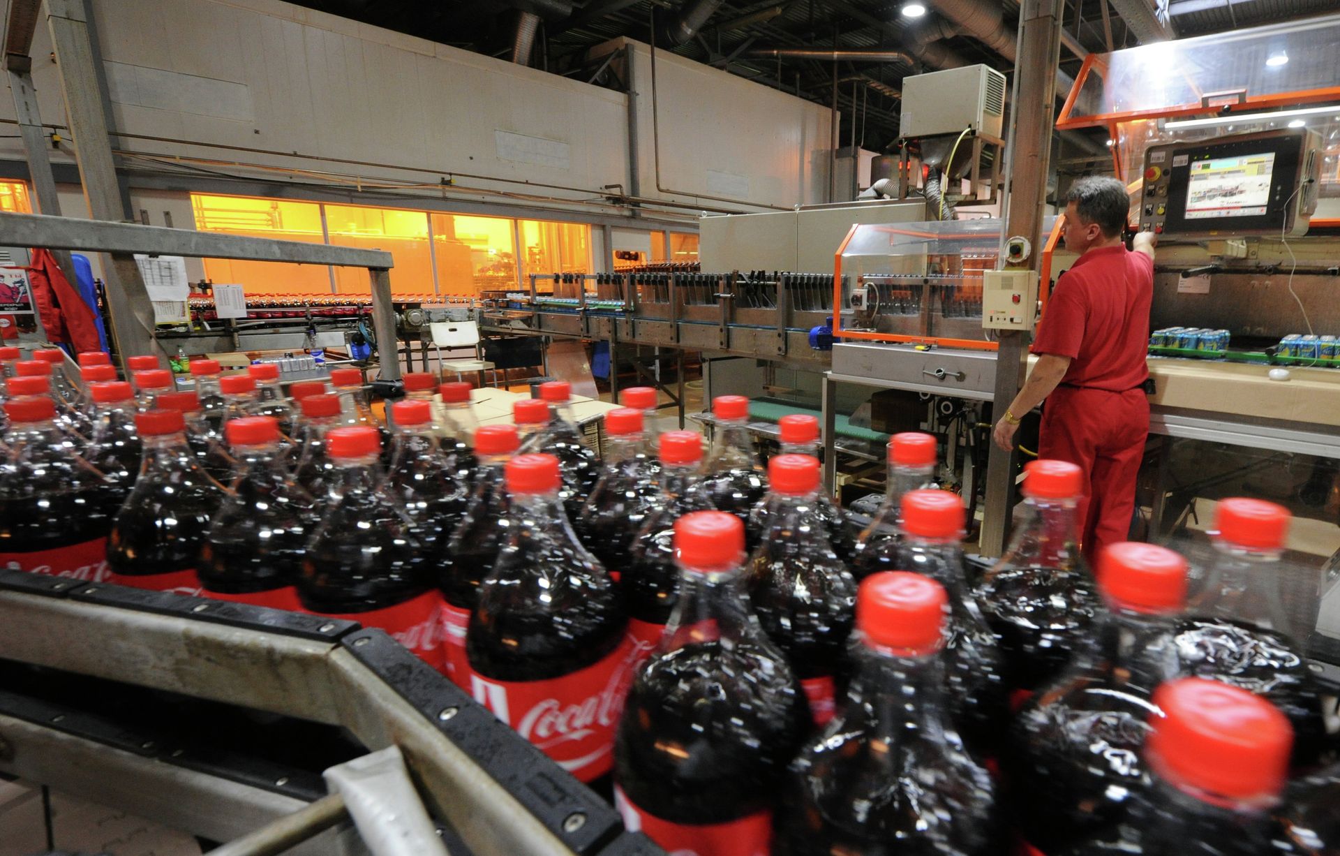 Линия розлива продукции Coca-Cola в пластиковую тару - ПРАЙМ, 1920, 17.06.2022