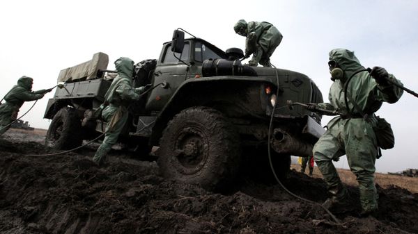 Военнослужащие подразделения радиационно-химической защиты проводят дезактивацию техники