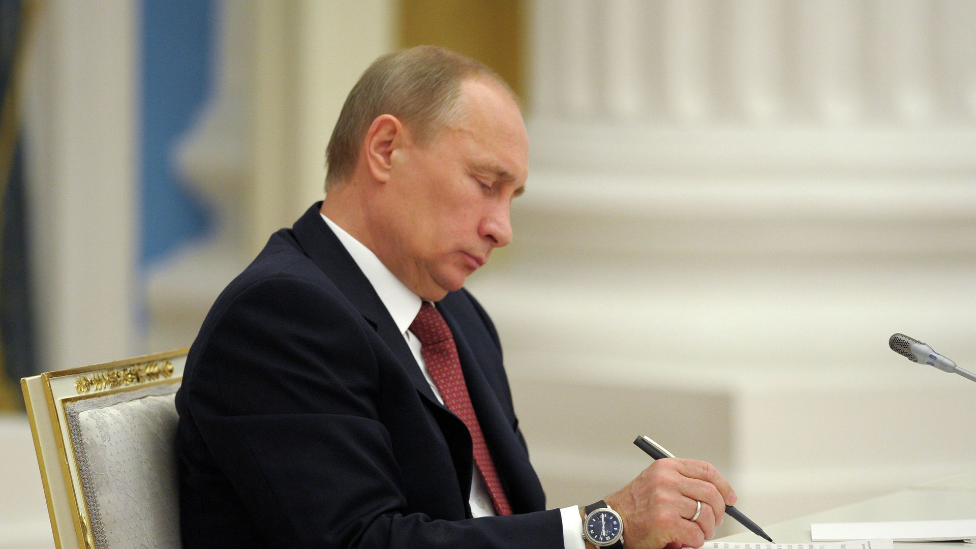 Владимир Путин подписывает документ - ПРАЙМ, 1920, 02.10.2022