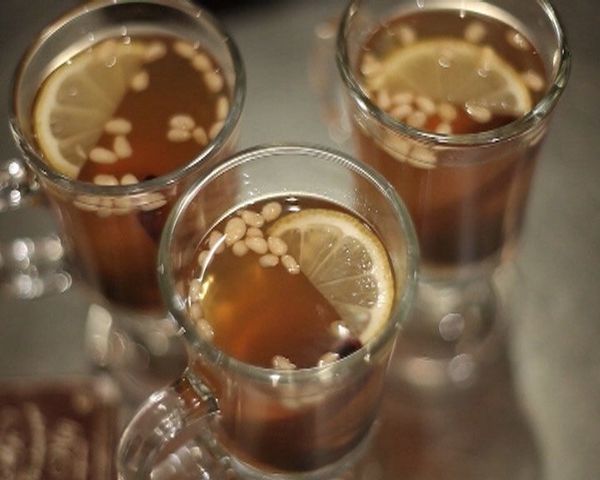 Имбирный напиток с орешками и черносливом. Видеорецепт
