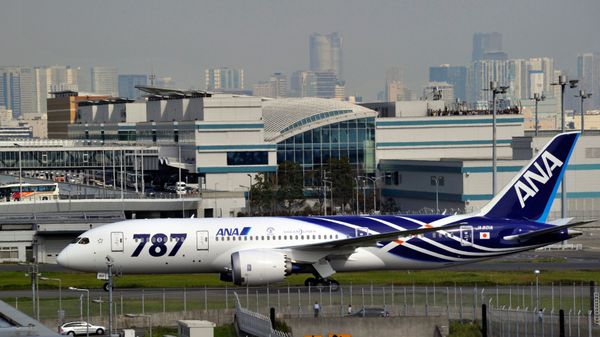 Первый Boeing-787 Dreamliner приземлился в Японии Первый Boeing-787 Dreamliner приземлился в Японии