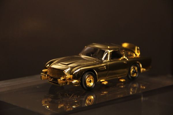 Позолоченная модель Aston Martin коллекционных машинок Corgi Позолоченная модель Aston Martin коллекционных машинок Corgi