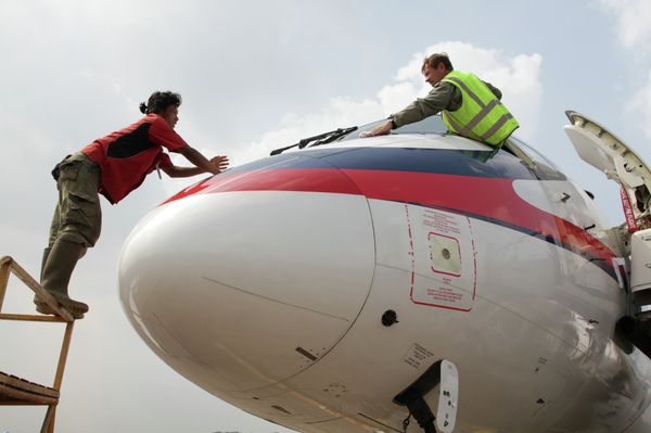 # Подготовка к вылету самолёта SSJ-100