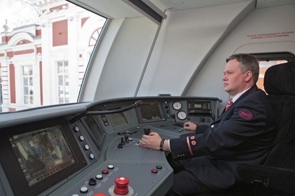 %Машинист в кабине скоростного поезда