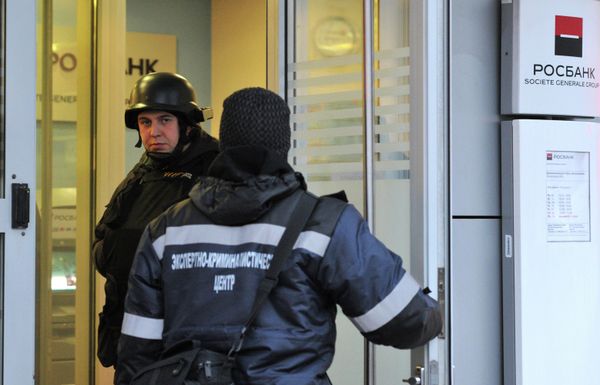 Сотрудник правоохранительных органов в офисе Росбанка