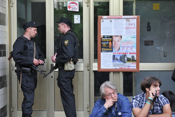 Полиция проводит обыск Полиция проводит обыск