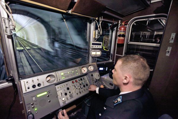В кабине машиниста состава Московского метрополитена