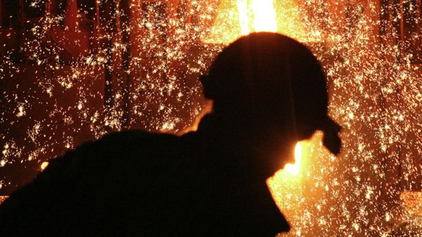 *Сталевар в электросталеплавильном цехе металлургического комбината